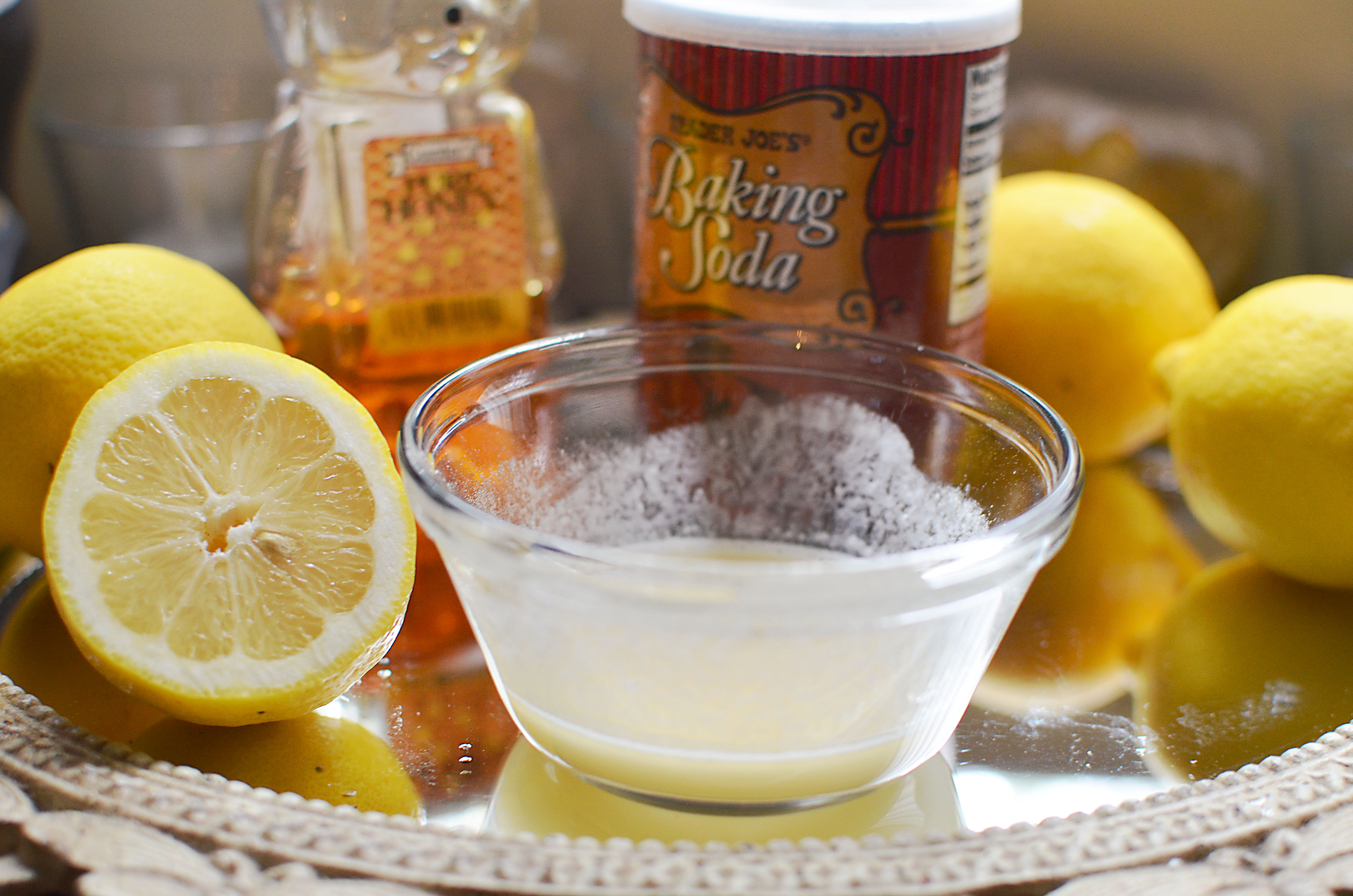 Сок лимона для лица. Сода и лимон. Мед лимон сода. Сода и лимонный сок. Медово лимонная маска.