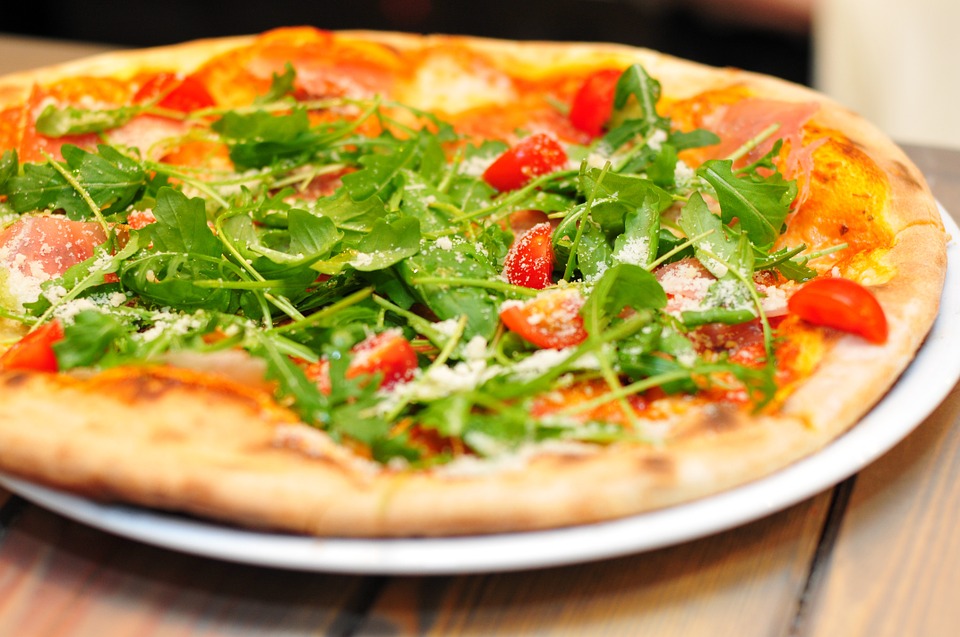 La Pizza fa Ingrassare? Scopriamo Quante Calorie ha una Pizza! La Pizza fa Ingrassare? Scopriamo Quante Calorie ha una Pizza!