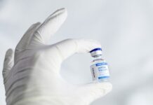 Vaccino anti-COVID SpikeVax di Moderna: come funziona e perché l'EMA ha approvato la somministrazione dai 12 anni