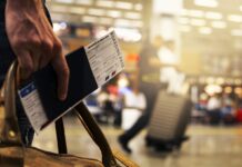 mano passaporto valigia