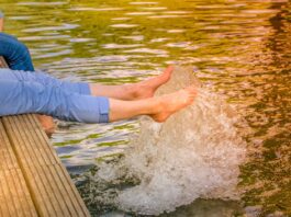 donna gambe acqua