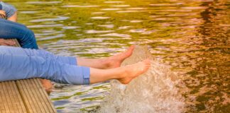 donna gambe acqua