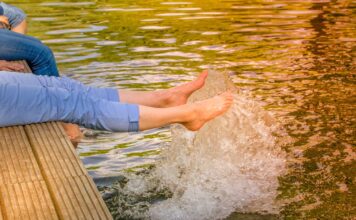 donna gambe acqua