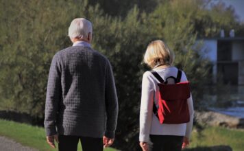 passeggiata coppia anziani