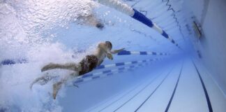 nuotatore piscina