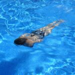 donna in piscina