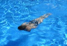 donna in piscina