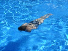 donna in piscina
