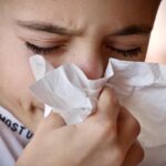 bambino soffia il naso