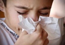 bambino soffia il naso