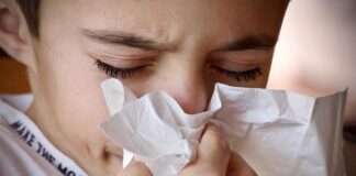 bambino soffia il naso