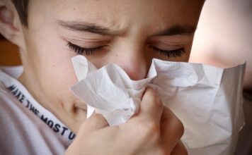 bambino soffia il naso