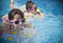 bambine in piscina