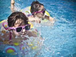 bambine in piscina