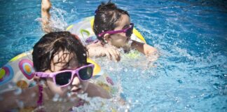 bambine in piscina