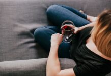 Dipendenza da alcol e tremori: comprendere il legame clinico tra astinenza e modificazioni neurofisiologiche